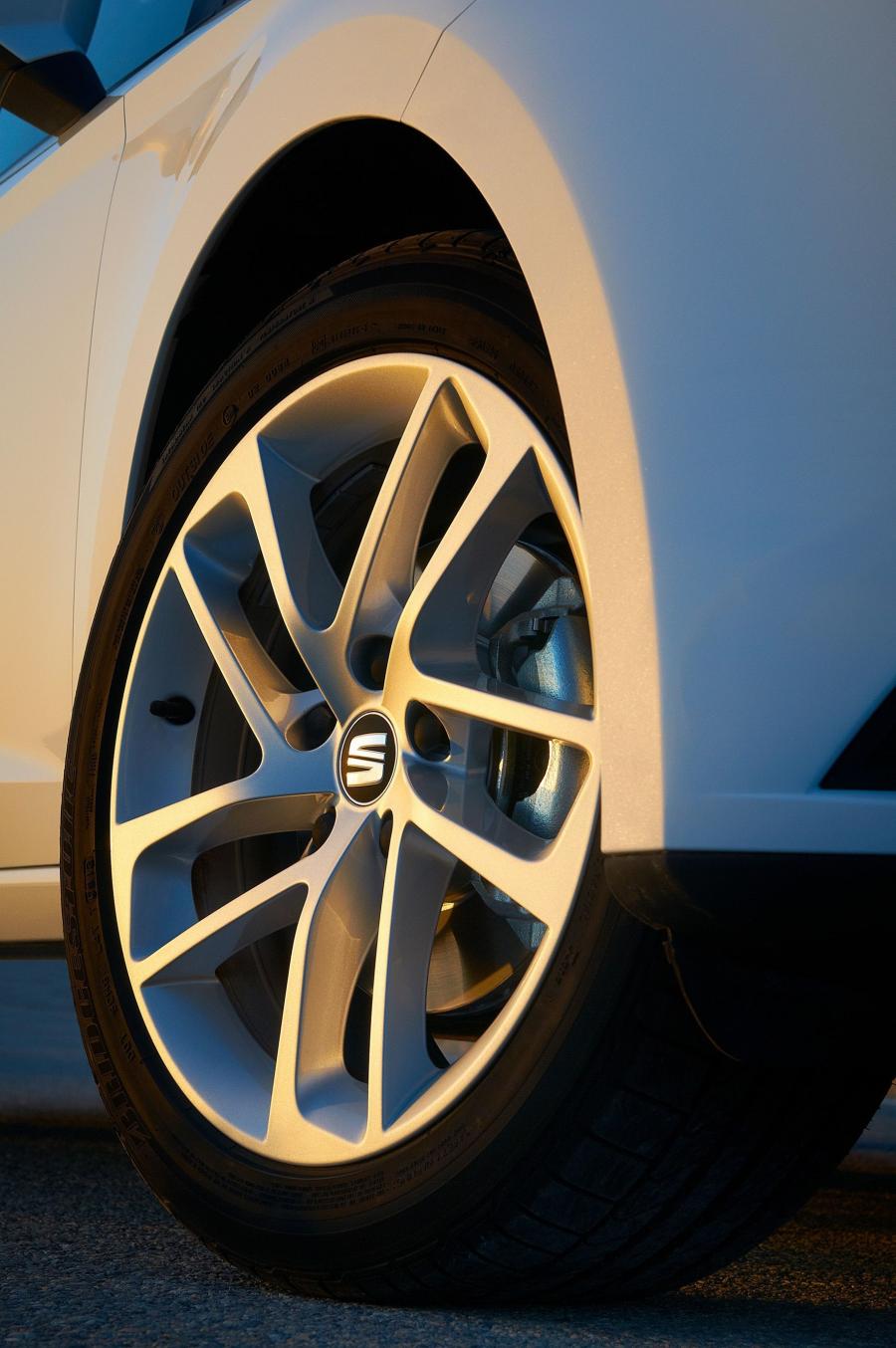  Seat Leon 5-Door 2012 года  (фото 2 из 15)